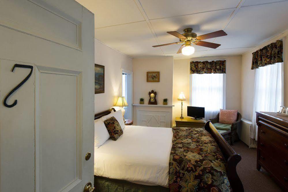 Rogues Harbor Inn Lansing Exterior photo