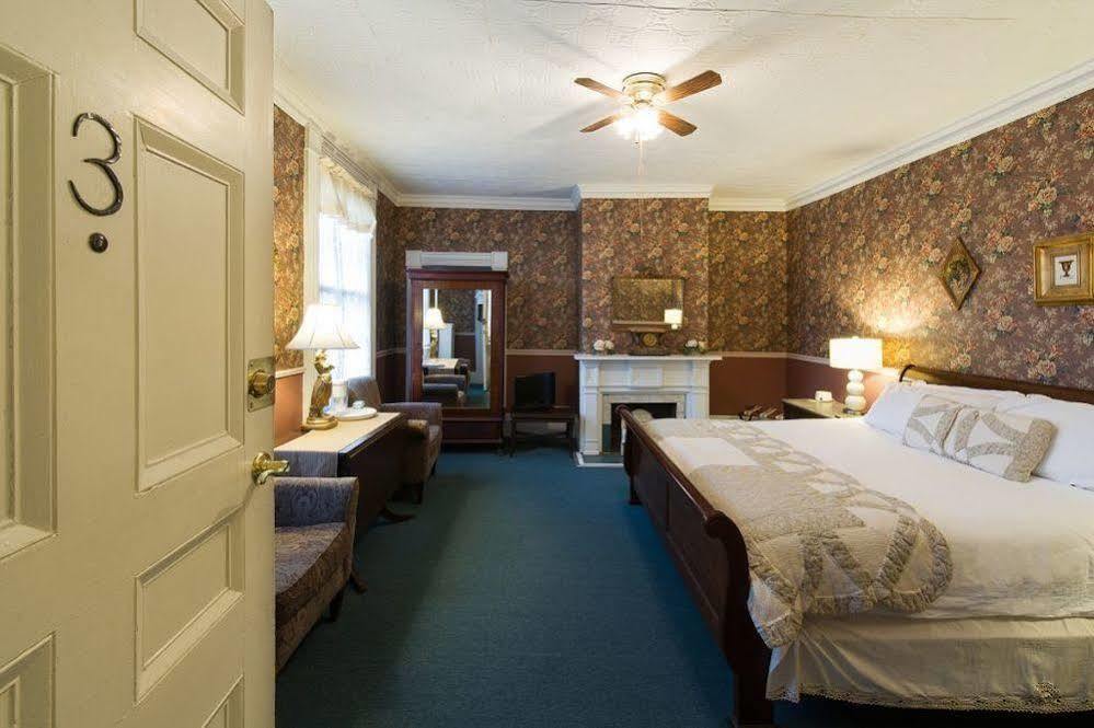 Rogues Harbor Inn Lansing Exterior photo